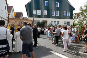 Fronleichnamsprozession durch die Straßen von Naumburg (Foto: Karl-Franz Thiede)